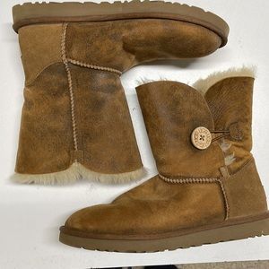 UGG Bailey Short button boots. SN 5838.  Size 9. Excellent condition